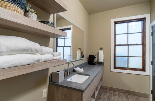 Sisters Hotel | Ski Inn Taphouse Hotel