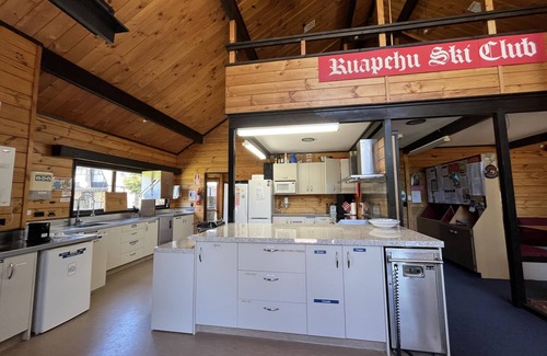 Ohakune Cabin | Ski-Inspired Summer Retreat. Spacious Lodge in Ohakune