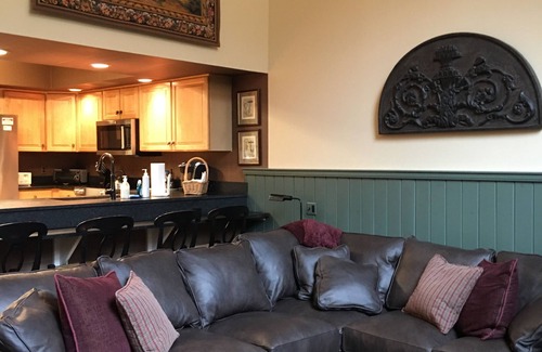 Ludlow House | Ski On/Off ~ Beautiful Corner Unit ~ Well-Equipped And Perfect For Families!