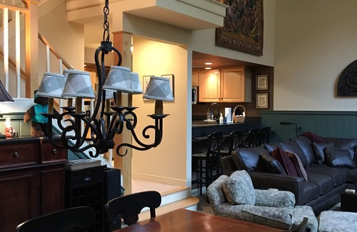 Ludlow House | Ski On/Off ~ Beautiful Corner Unit ~ Well-Equipped And Perfect For Families!