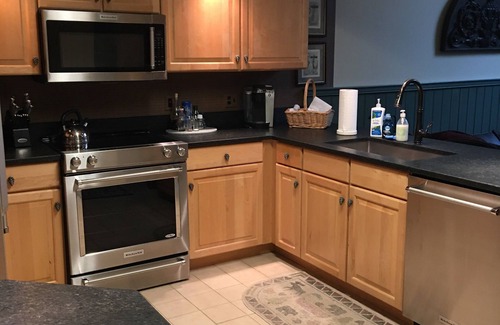Ludlow House | Ski On/Off ~ Beautiful Corner Unit ~ Well-Equipped And Perfect For Families!
