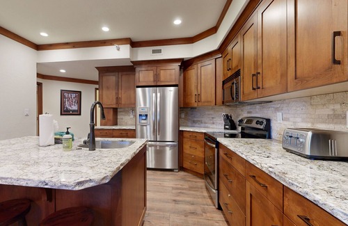 Deer Valley Condo | Ski sanctuary with private hot tub - adjacent to slopes & on free bus line