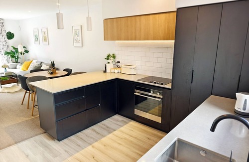 Christchurch City Centre House | Ski Shuttle Access! 2BR CBD Townhouse by Bus Interchange + Free Parking - JJHome
