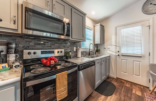Woodland Park House | Ski & Soak: Santacon 2BR w/Jacuzzi & BBQ