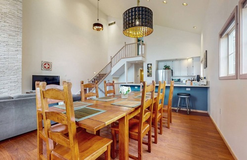 Snoqualmie Pass House | Ski view dog-friendly house with dedicated workspace, Wifi, deck and gas grill