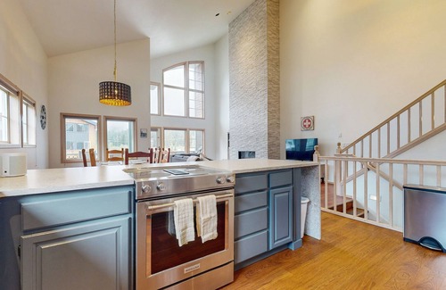 Snoqualmie Pass House | Ski view dog-friendly house with dedicated workspace, Wifi, deck and gas grill