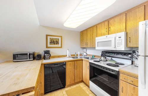 East Village at Copper Apartment | Skier studio with ski views, shared hot tub and sauna - close to ski lifts
