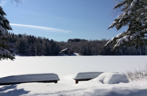 Town of Bellmont House | Skiing, golf, snowmobiling waterfront cottage for rent. Four Season.