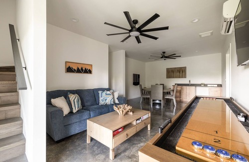 Young Harris Cabin | Skip’s Hideaway: Mountain retreat for 10 with hot tub, game room, double decks, and EV charger.
