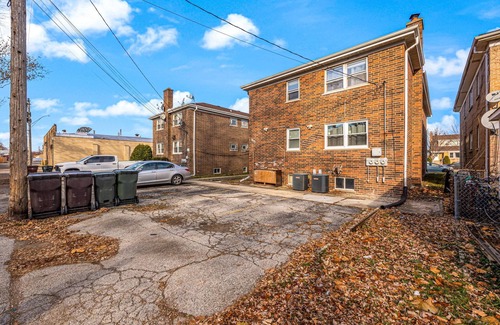 Skokie Condo | Sky - 3BR, 2BA Unit