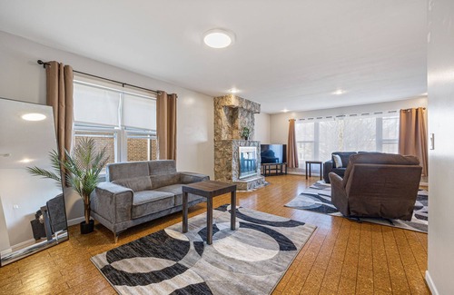 Skokie Condo | Sky - 3BR, 2BA Unit