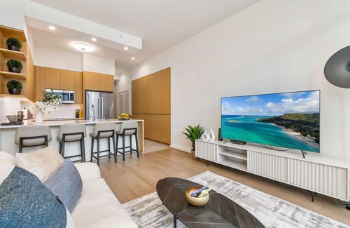 Ala Moana Condo | Sky Ala Moana: private patio/walk to pool/12 ft. ceiling