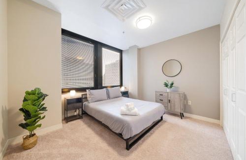 Downtown Pittsburgh Apartment | Sky High Luxury - 10th Floor - PRIME LOCATION CITY VIEWS FAST WIFI 24-7 Gym Lounge Roku