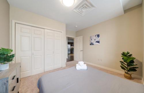 Downtown Pittsburgh Apartment | Sky High Luxury - 10th Floor - PRIME LOCATION CITY VIEWS FAST WIFI 24-7 Gym Lounge Roku