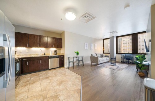 Downtown Pittsburgh Apartment | Sky High Luxury - 10th Floor - PRIME LOCATION CITY VIEWS FAST WIFI 24-7 Gym Lounge Roku