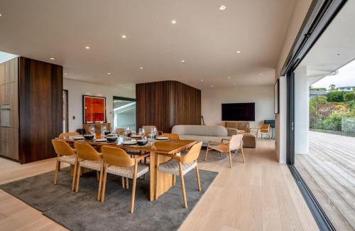 Britannia Heights House | Sky High Retreat