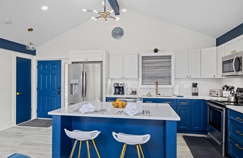 Valley Creek Run Ski Chalet | Sky High Retreat - Epic Views, Hot Tub, King Suites, Game Loft, Pet-Friendly
