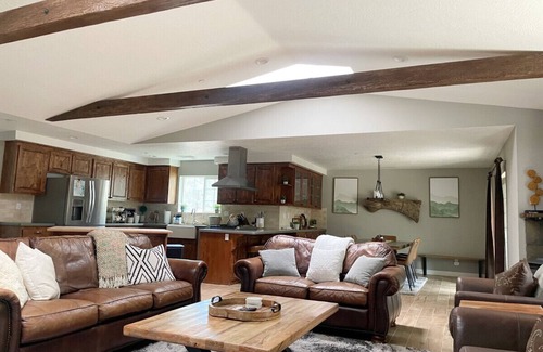 Wrightwood Cabin | Sky Lodge|Near Village, Family/Pet friendly