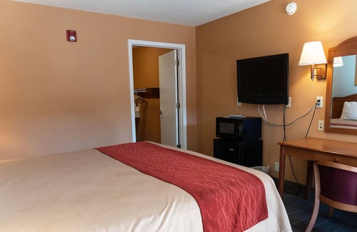 Western Division House | Sky Palace Inn & Suites By Jasper Laredo - Deluxe 1King Bed Non Smoking