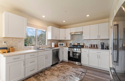 Twin Peaks Cabin | Sky Ridge Cabin · Culdesac w/Level Entry Access & Entertainment