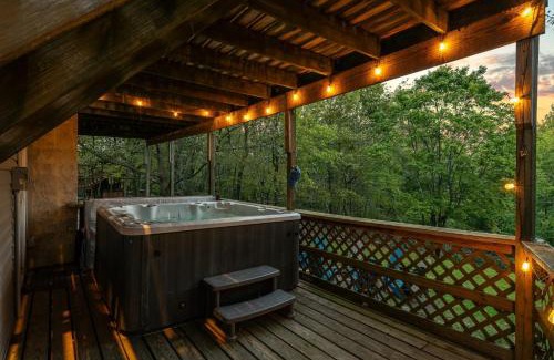 Lake Harmony Estates House | Sky View Chalet by AvantStay Stunning Interior Spacious Deck Hot Tub View