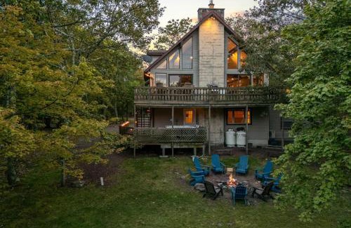 Lake Harmony Estates House | Sky View Chalet by AvantStay Stunning Interior Spacious Deck Hot Tub View