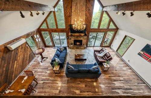 Lake Harmony Estates House | Sky View Chalet by AvantStay Stunning Interior Spacious Deck Hot Tub View