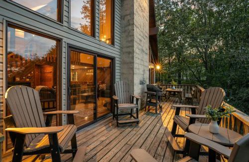 Lake Harmony Estates House | Sky View Chalet by AvantStay Stunning Interior Spacious Deck Hot Tub View