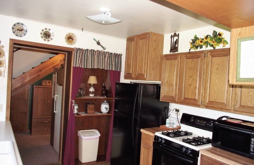 Custer Cabin | Sky View Log Cabin- Off the beaten trail yet close to all the main attractions!
