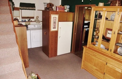 Custer Cabin | Sky View Log Cabin- Off the beaten trail yet close to all the main attractions!