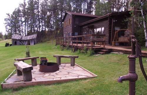 Custer Cabin | Sky View Log Cabin- Off the beaten trail yet close to all the main attractions!