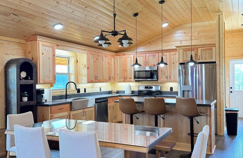 Concan House | Sky View Log Home near the Frio River