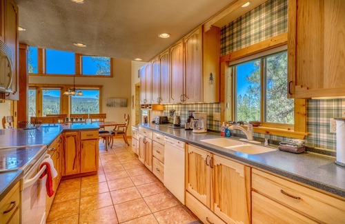 San Juan River Village House | Sky Vista Lodge: Stunning Views, Private Hot Tub, Wraparound Deck, and Close to Wolf Creek Ski Area!