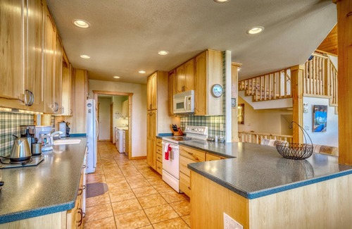 San Juan River Village House | Sky Vista Lodge: Stunning Views, Private Hot Tub, Wraparound Deck, and Close to Wolf Creek Ski Area!