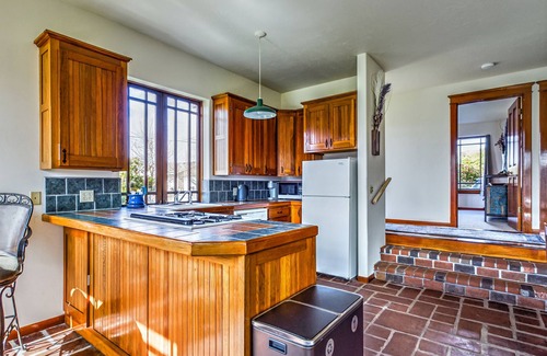McKinleyville Apartment | Skydeck ZigZag Suite - Cozy Digs, 1st Fl, Dog/Pet Friendly!