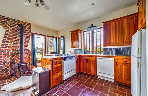 McKinleyville Apartment | Skydeck ZigZag Suite - Cozy Digs, 1st Fl, Dog/Pet Friendly!