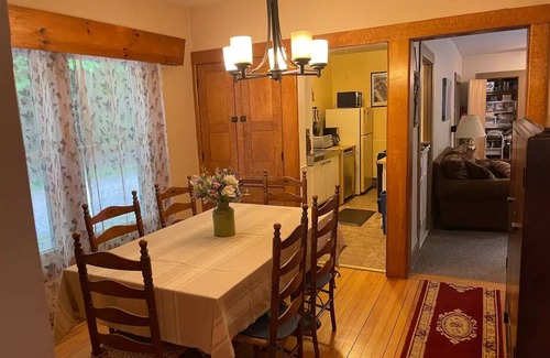 West Bridgewater Apartment | Skyeship House Condo with Hot Tub! - 1 Minute from Gondola - Sleeps 12 Easily