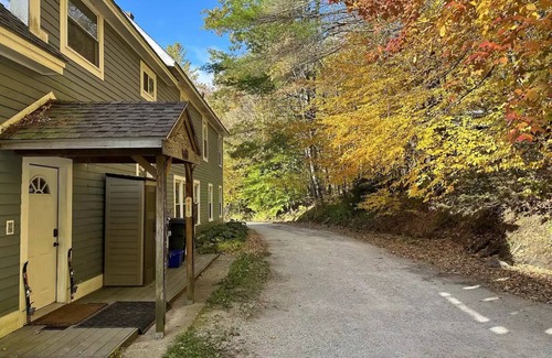West Bridgewater Apartment | Skyeship House Condo with Hot Tub! - 1 Minute from Gondola - Sleeps 12 Easily