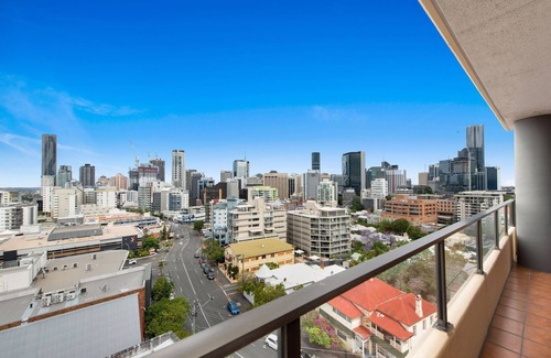 Spring Hill Apartment | Skyhigh Apt w City Views, Pool, Gym & 2 Carparks