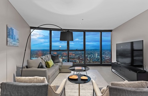 Brisbane Central Business District Apartment | SkyHigh Style ~ 2Bed/2Bath/1Car/VIEWS! ~ CBD