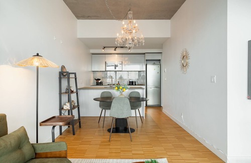 Gastown Apartment | Skyhome in Gastown | Amazing Ocean&Mountain Views