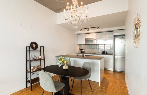 Gastown Apartment | Skyhome in Gastown | Amazing Ocean&Mountain Views