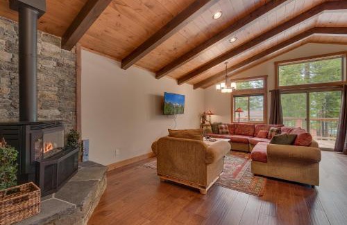 Lake Forest House | Skyland Jewel at Dollar Point - Luxury 3BR - Easy Winter Access