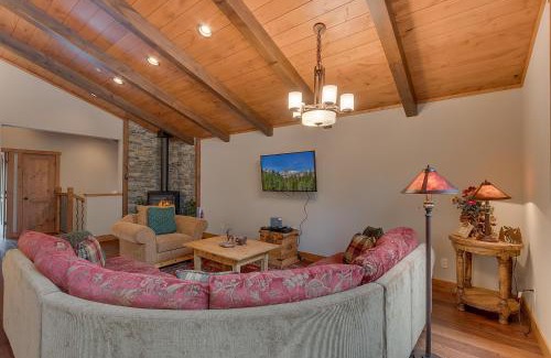 Lake Forest House | Skyland Jewel at Dollar Point - Luxury 3BR - Easy Winter Access