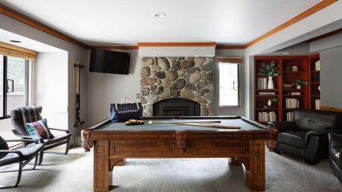Sunriver House | Skylight by AvantStay Elevated Mountain Home w Hot Tub Billiards Large Patio