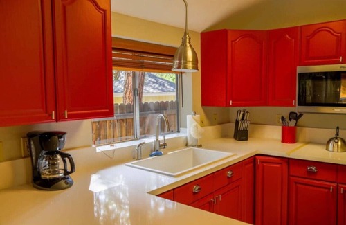Idyllwild Cabin | Skylight Cabin - 2 Minutes Away from Town!