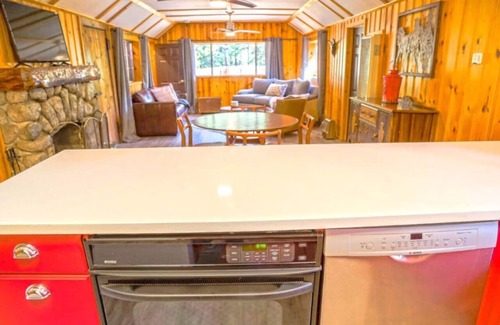 Idyllwild Cabin | Skylight Cabin - 2 Minutes Away from Town!