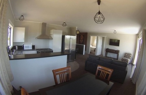 Raglan Apartment | Skyline Apartments Raglan (Upper Apartment)