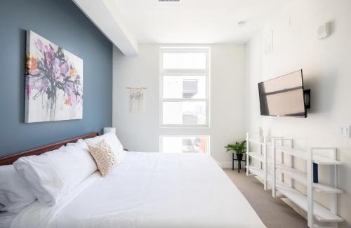 Highland House | Skyline Blue Modern Loft - Zuni Lofts