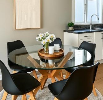 Northland Apartment | Skyline City - Entire Character Apartment - Views, Parking and Netflix